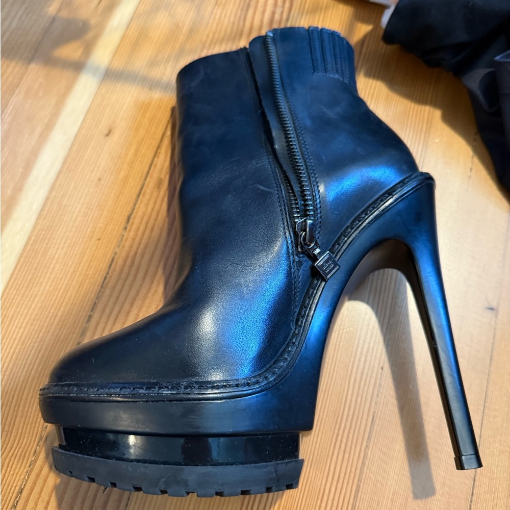 Herve Leger Platform Black Heeled Boots Sleek Leather Design